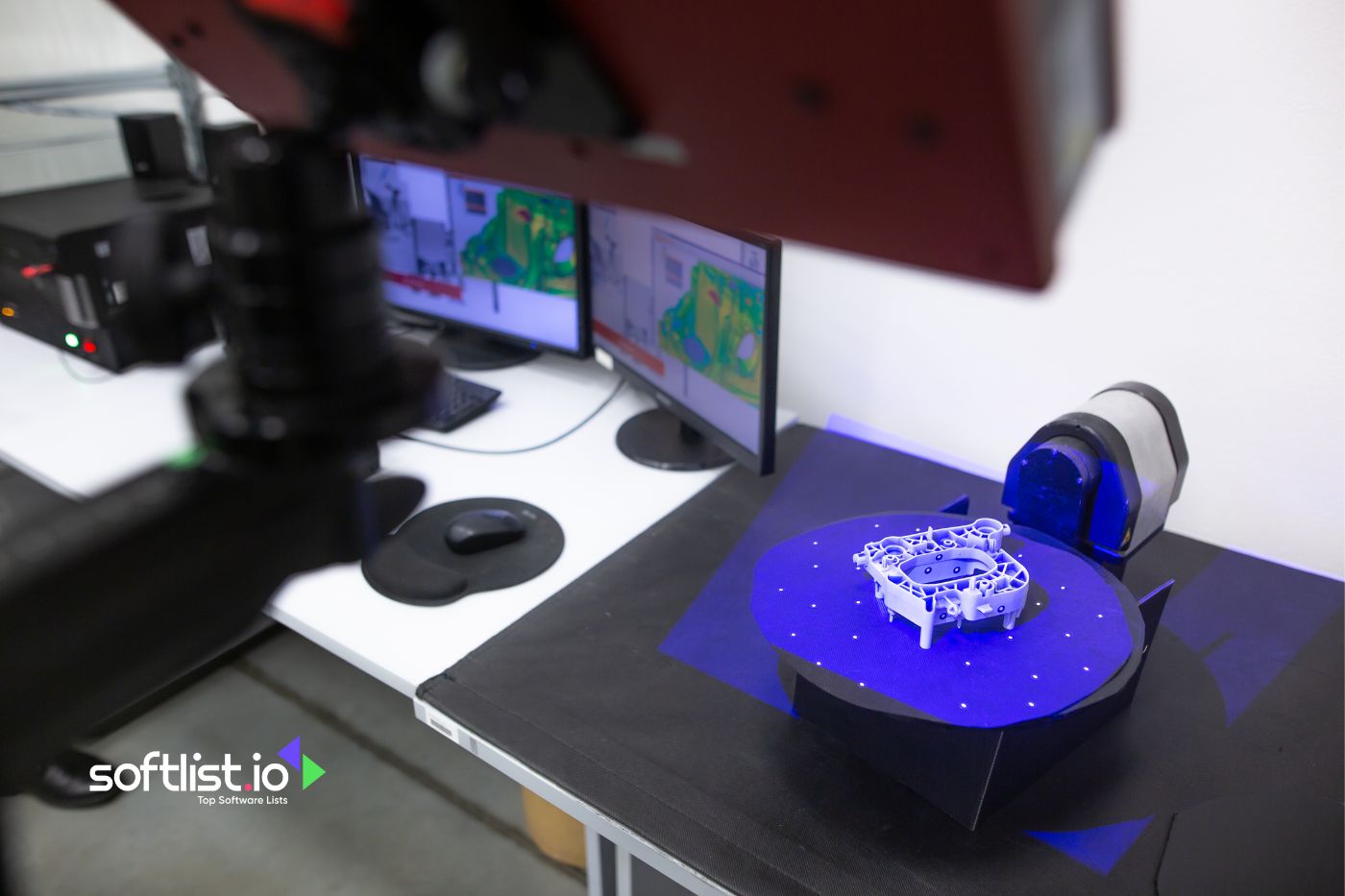 Object on 3D scanning turntable with monitors
